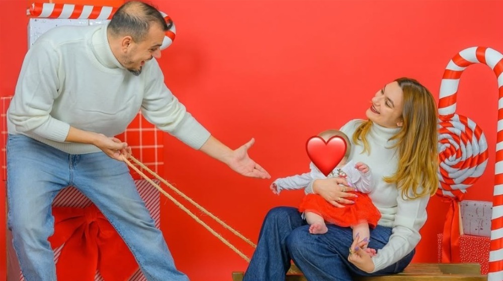 Λαμπροπούλου - Σταύρου: Η χριστουγεννιάτικη φωτογράφηση με την κόρη τους, Λετίσια [εικόνα]